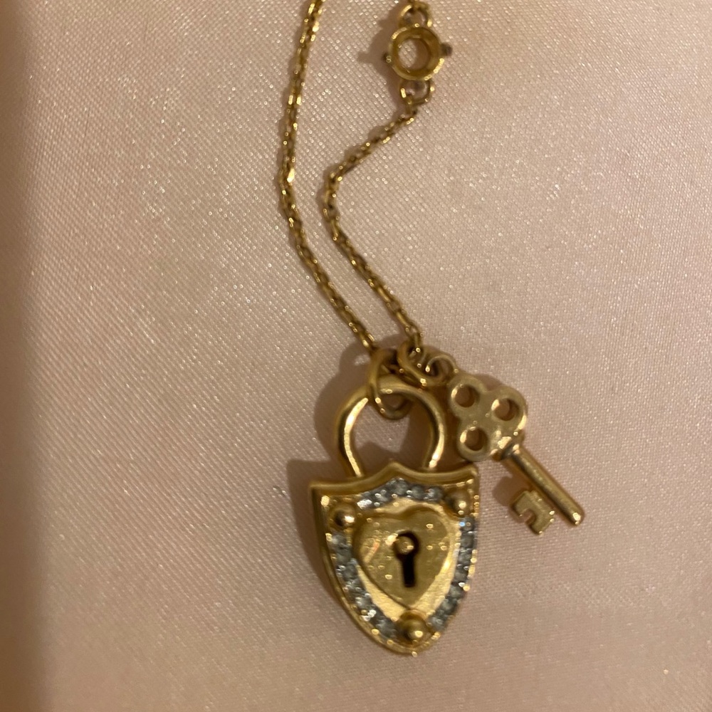Juicy couture key motif necklace with case